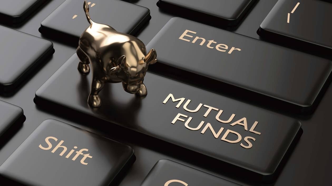 Every mutual fund scheme comes with 2 options: A direct plan and a regular plan.