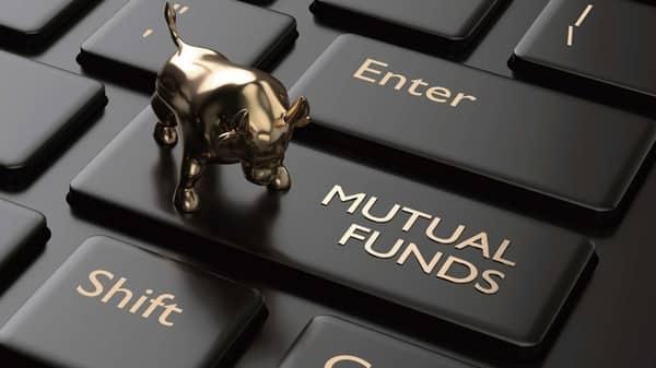 Every mutual fund scheme comes with 2 options: A direct plan and a regular plan.