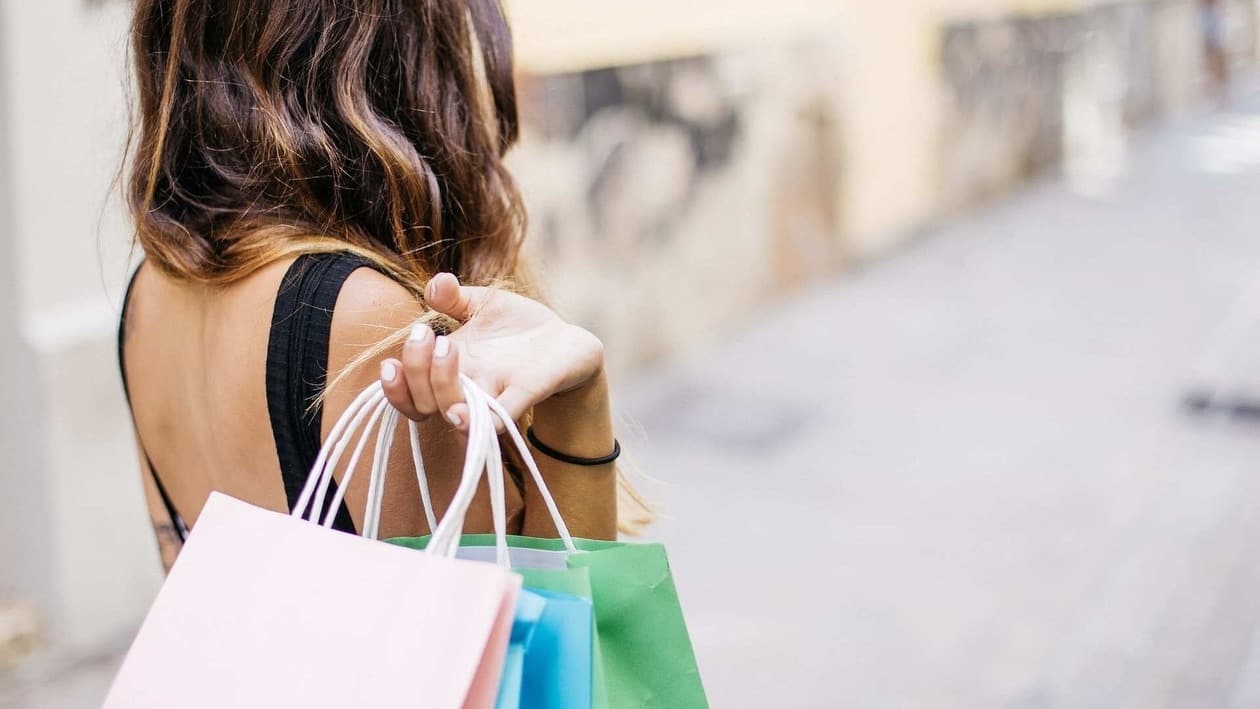 We tell you some basic tips to shop but to avoid massive overspending or debt traps during this festival season