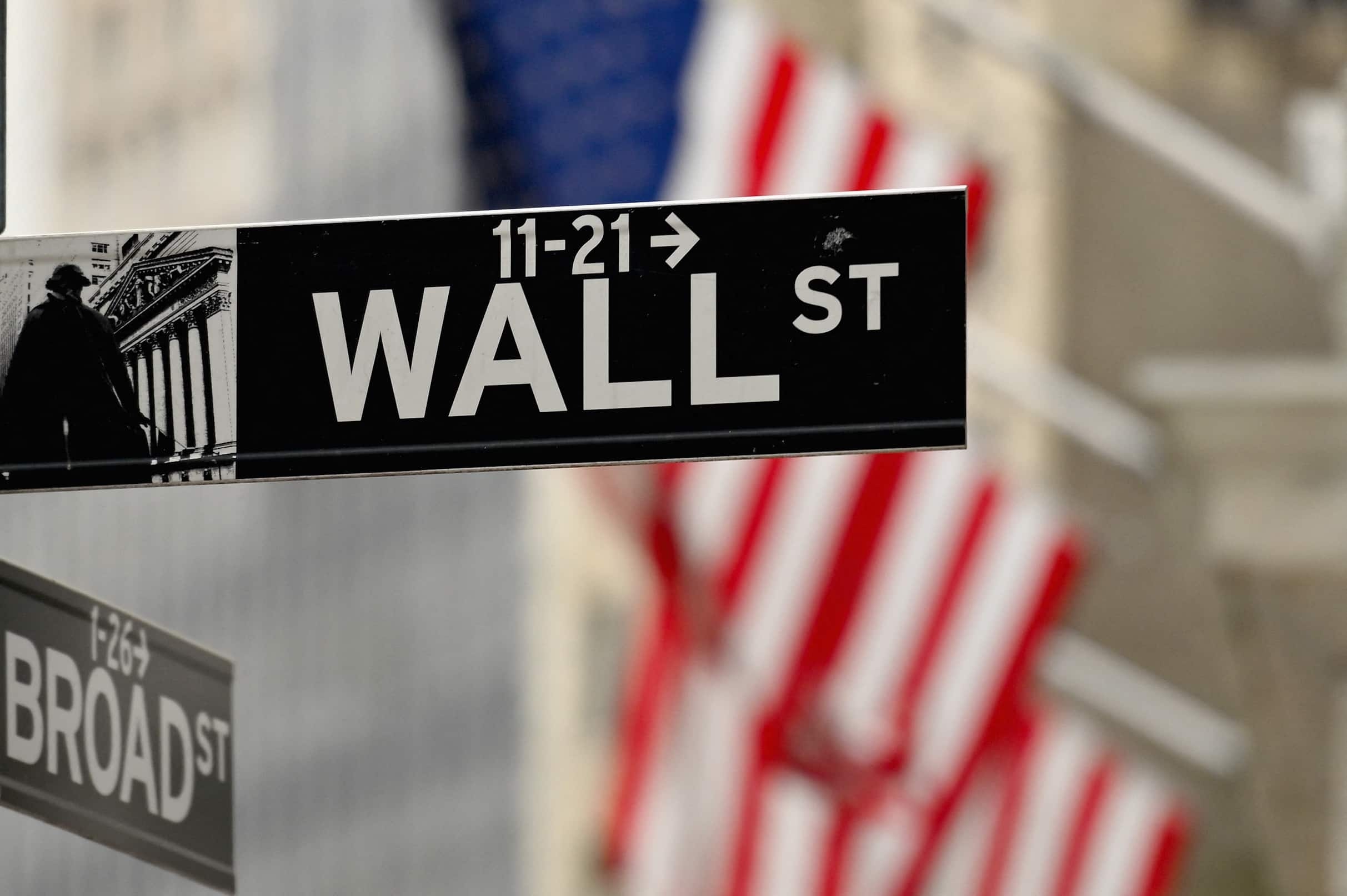 The three main Wall Street stock indexes rallied on Tuesday, a day before an expected interest rate hike by the US Federal Reserve, while oil prices dropped 7% on hopes of an end to the conflict in Ukraine. The Dow Jones Industrial Average rose 1.82% to 33,544.34, the S&amp;P 500 gained 2.14% to 4,262.45 and the Nasdaq Composite added 2.92% to 12,948.62.