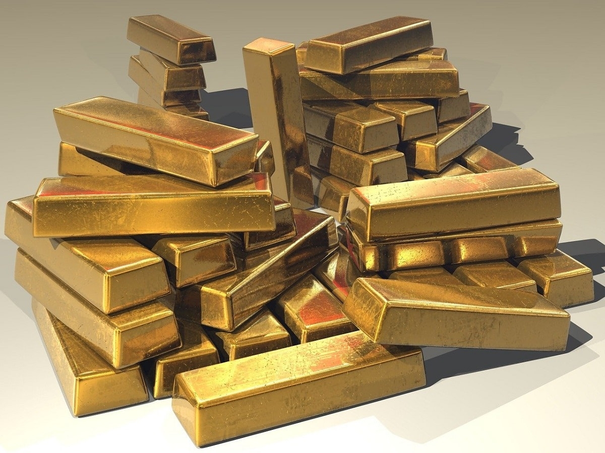 Gold prices edged lower on May 6 and looked set to fall for a third straight week, weighed down by a robust dollar and rising yields, reported Reuters.