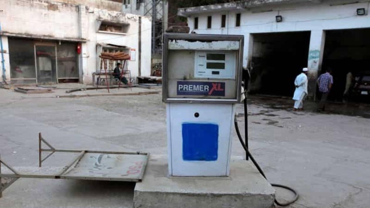 FILE PHOTO: A fuel pump is pictured at a Pakistan State Oil petrol station in Rawalpindi, Pakistan October 6, 2017. REUTERS/Faisal Mahmood