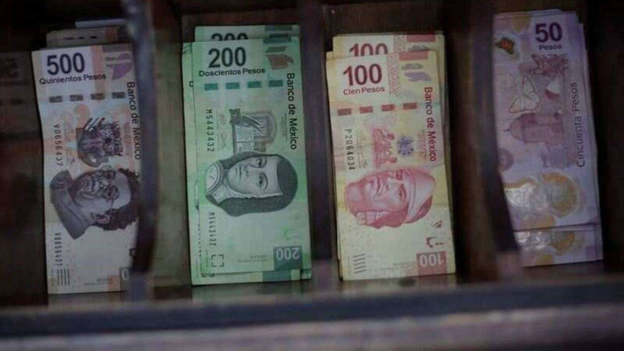 FILE PHOTO: Mexican peso banknotes are pictured at a currency exchange shop in Ciudad Juarez, Mexico November 10, 2017. Picture taken November 10, 2017. REUTERS/Jose Luis Gonzalez