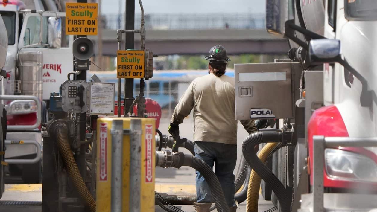 SALT LAKE CITY, UT - MAY 24: A driver unloads raw crude oil from his tanker to process into gas at Marathon Refinery on May 24, 2022 in Salt Lake City, Utah. Reports are saying that gas and diesel prices will continue to rise through the summer driving season.   George Frey/Getty Images/AFP
== FOR NEWSPAPERS, INTERNET, TELCOS & TELEVISION USE ONLY ==