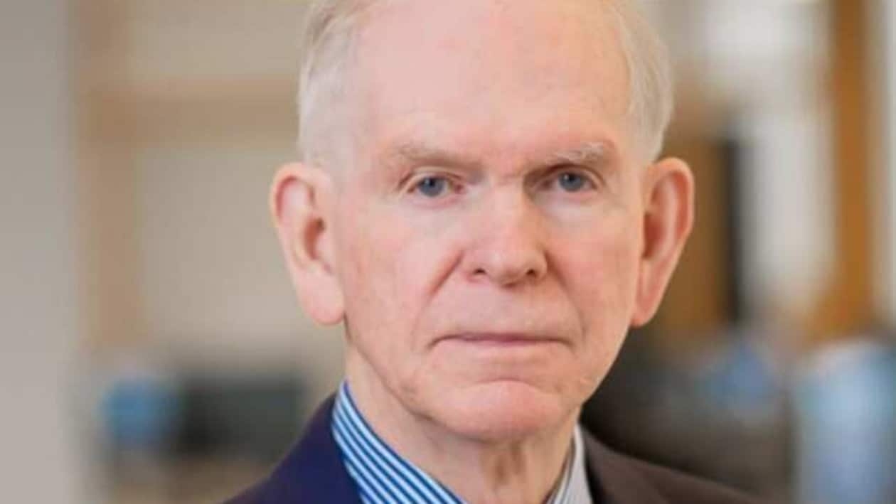 Jeremy Grantham says valuation or expensiveness is no guide for when the bubble can break