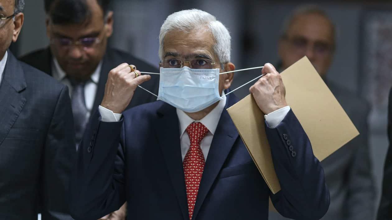 Shaktikanta Das, governor of the Reserve Bank of India (RBI), takes his mask off as he arrives for a news conference at the bank's headquarters in Mumbai, India, on Friday, April 8, 2022. India�s central bank signaled a shift in policy focus as it ramped up efforts to mop up excess liquidity in the banking system and raised its inflation forecasts, sending bond yields higher. Photographer: Dhiraj Singh/Bloomberg