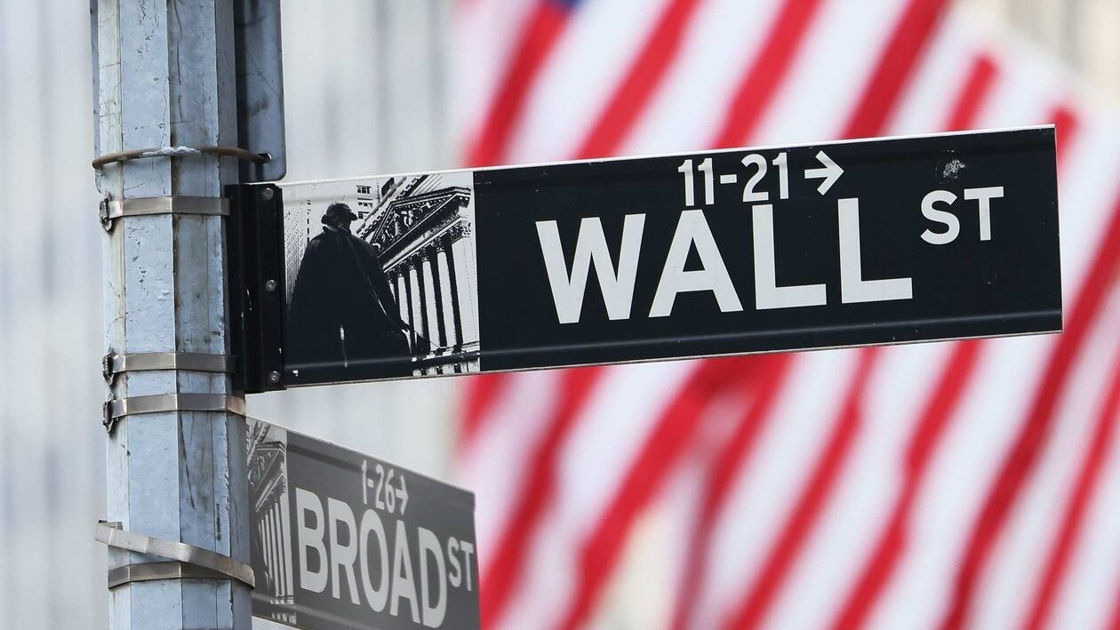 NEW YORK, NEW YORK - JUNE 08: A Wall Street sign is seen outside of the New York Stock Exchange during morning trading on June 08, 2022 in New York City. The Dow Jones, S&P and Nasdaq opened down for the first time in three days.   Michael M. Santiago/Getty Images/AFP
== FOR NEWSPAPERS, INTERNET, TELCOS & TELEVISION USE ONLY ==