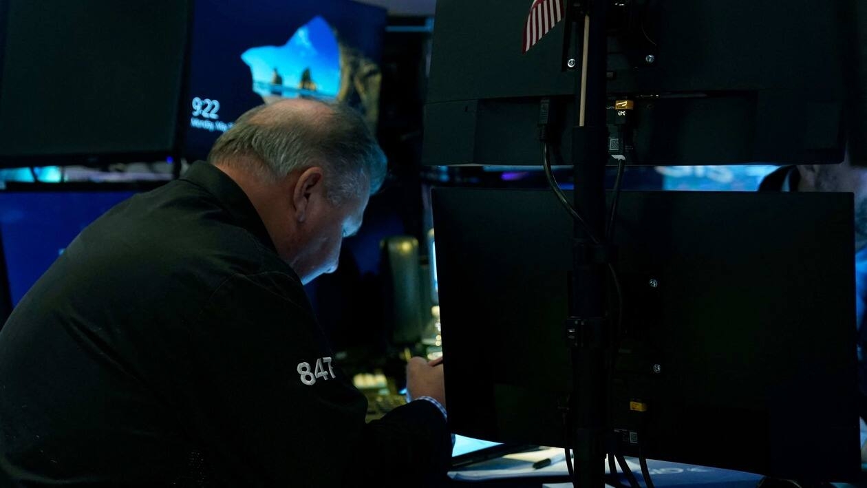 Traders work on the floor during the opening bell of the New York Stock Exchange in New York City on May 16, 2022. - US stocks were off to a downbeat start Monday following the rally in the prior session, as concerns about growth in the domestic and global economies continue. (Photo by TIMOTHY A. CLARY / AFP)