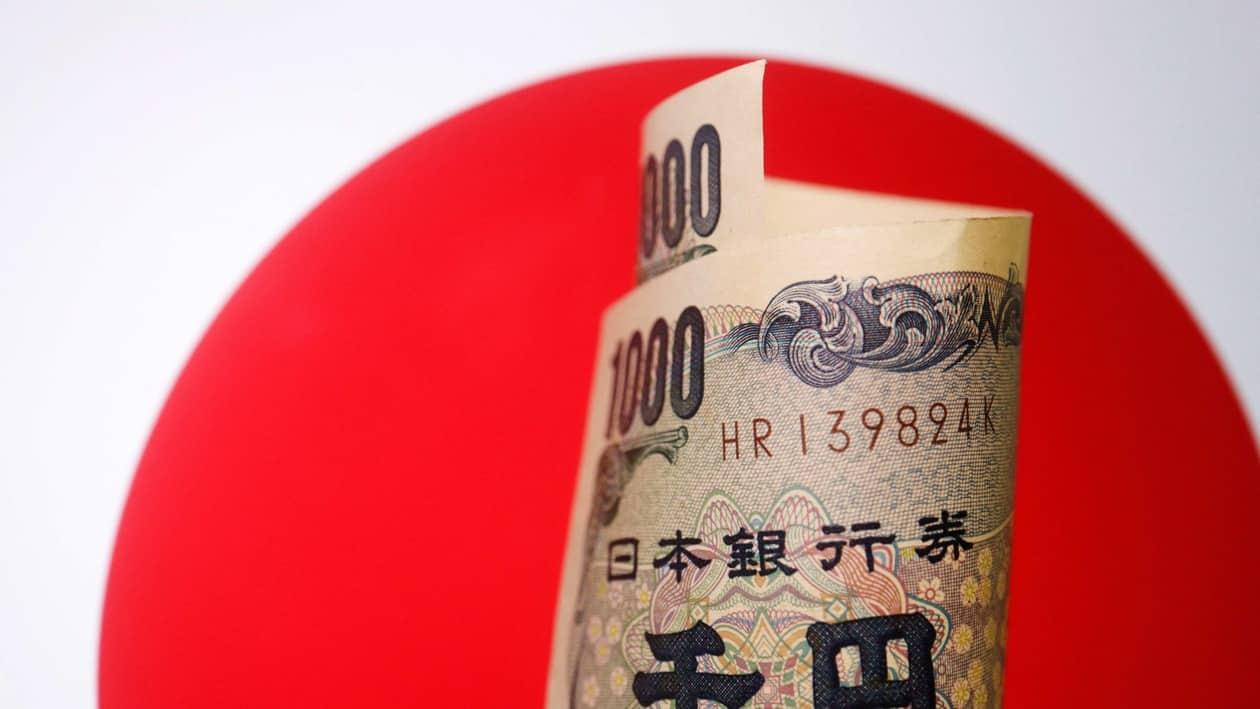 A banknote of Japanese yen is seen in this illustration picture taken June 15, 2022. REUTERS/Florence Lo/Illustration