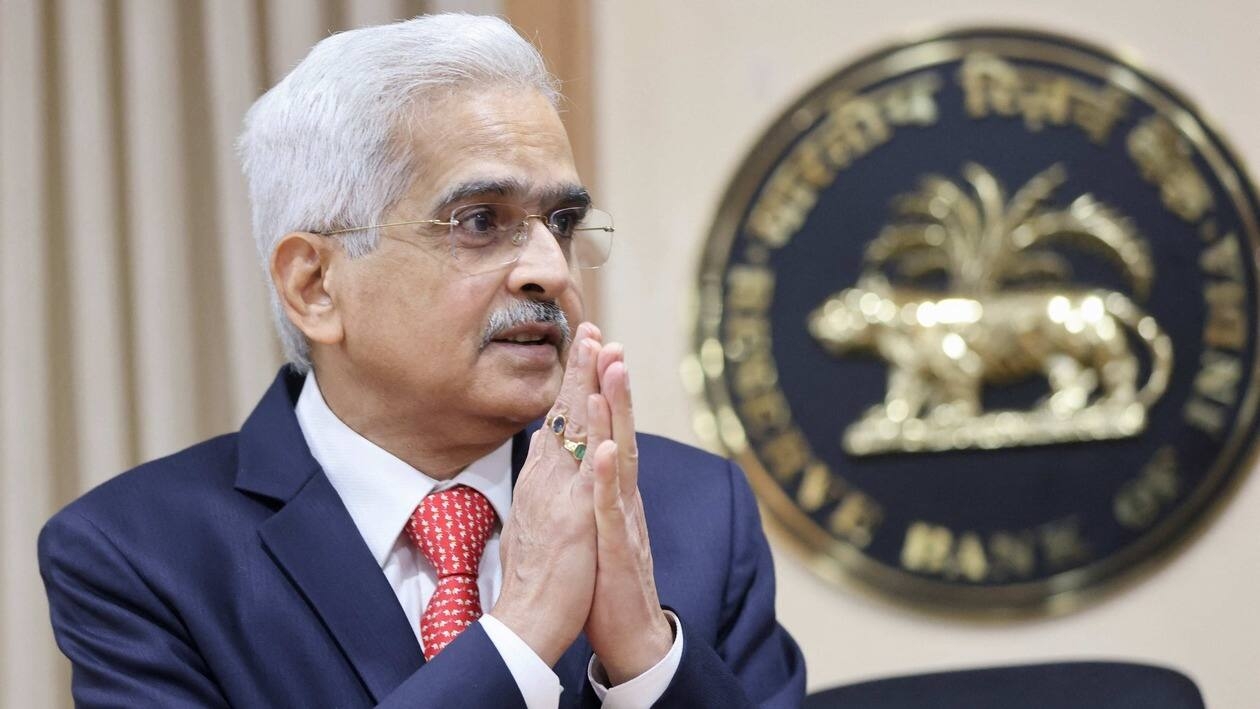 The Reserve Bank of India (RBI) Governor Shaktikanta Das greets the media as he arrives at a news conference after a monetary policy review in Mumbai, India, April 8, 2022. REUTERS/Francis Mascarenhas