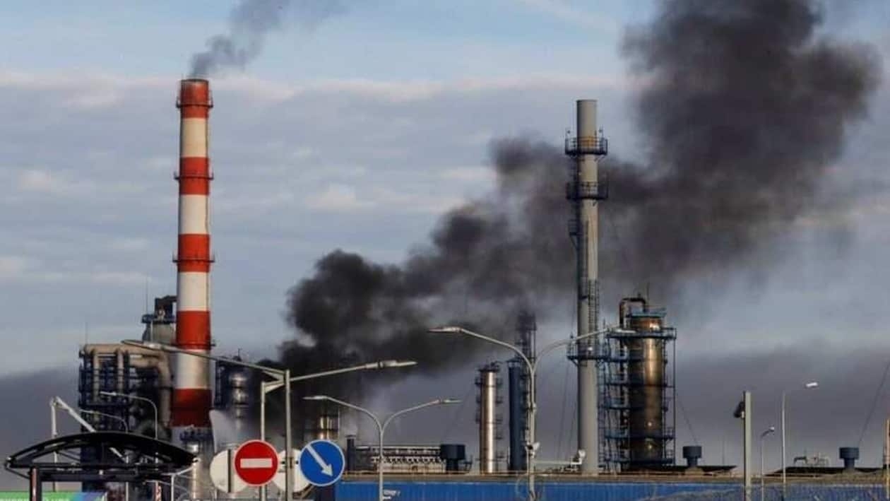 FILE PHOTO: Smoke billows from a fire at oil refinery, owned by Russian oil producer Gazprom Neft, in Moscow, Russia, November 17, 2018.  REUTERS/Tatyana Makeyeva