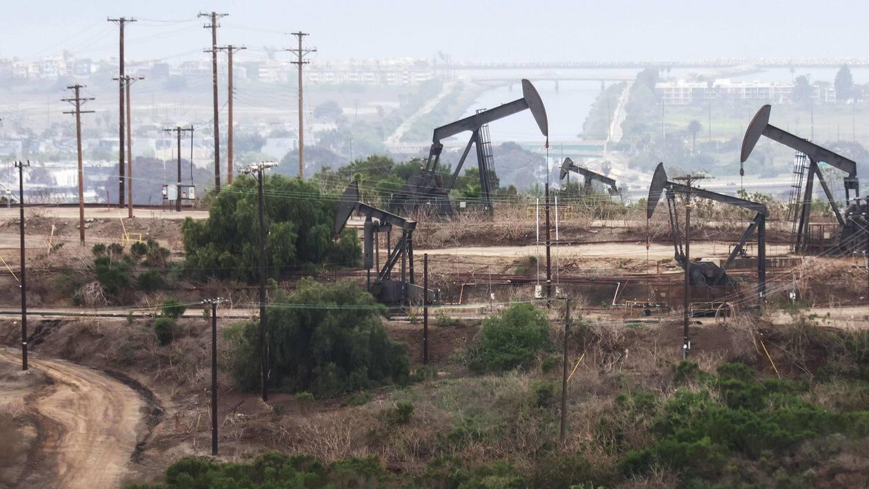 LOS ANGELES, CALIFORNIA - MARCH 28: Oil pumpjacks are viewed in the Inglewood Oil Field on March 28, 2022 in Los Angeles, California. U.S. oil prices fell 7 percent to $105.96 per barrel while Brent crude lost 6.8 percent over demand concerns as China begins to implement a mass COVID-19 lockdown in Shanghai.   Mario Tama/Getty Images/AFP
== FOR NEWSPAPERS, INTERNET, TELCOS & TELEVISION USE ONLY ==