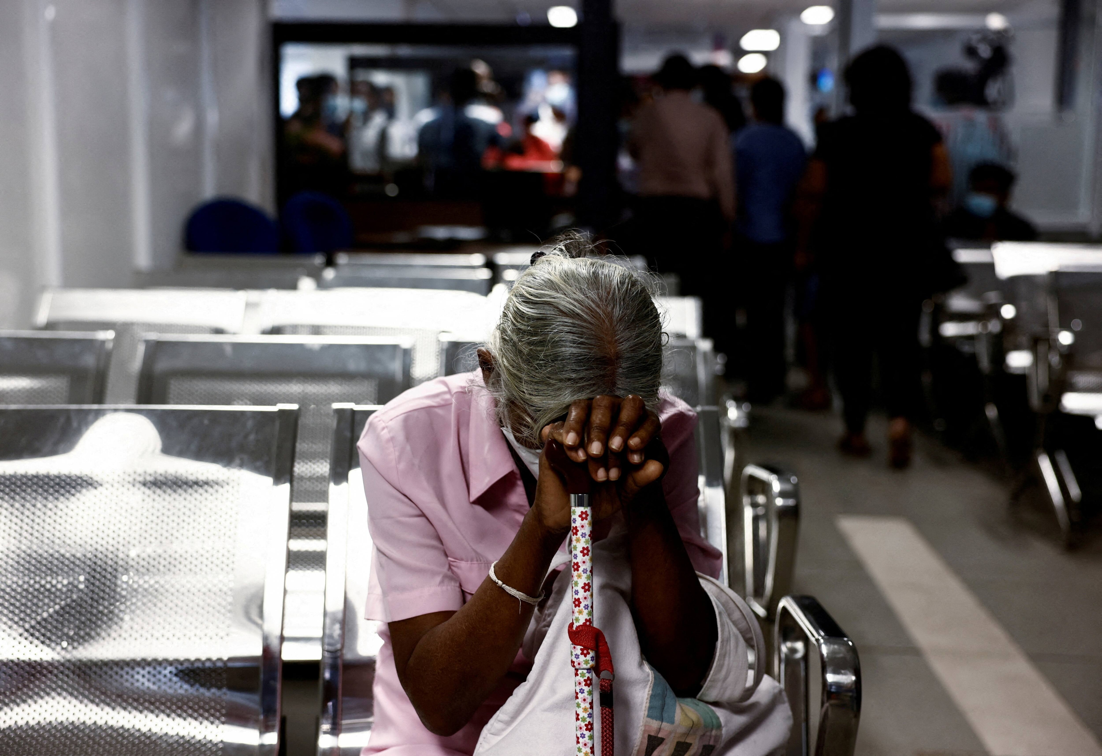 FILE PHOTO: FILE PHOTO: A woman waits to apply for a passport at the Sri Lanka's Immigration and Emigration Department, amid the country's economic crisis, in Colombo, Sri Lanka, June 8, 2022.  REUTERS/Dinuka Liyanawatte/FILE PHOTO/File Photo