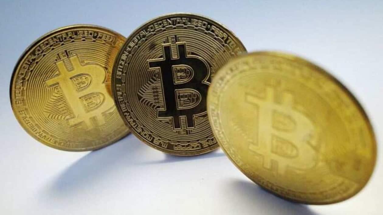 FILE PHOTO: A representation of the virtual cryptocurrency Bitcoin is seen in this picture illustration taken October 19, 2021. REUTERS/Edgar Su/File Photo