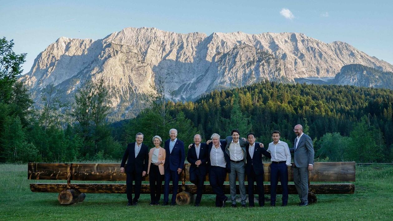 (L-R) Italian Prime Minister Mario Draghi, President of the European Commission Ursula von der Leyen, US President Joe Biden, German Chancellor Olaf Scholz, British Prime Minister Boris Johnson, Canadian Prime Minister Justin Trudeau, Japanese Prime Minister Fumio Kishida, French President Emmanuel Macron and President of the European Council Charles Michel pose for an informal group photo standing at a bench after a working dinner during the G7 Summit held at Elmau Castle, southern Germany on June 26, 2022. (Photo by Ludovic MARIN / POOL / AFP) / ALTERNATIVE CROP