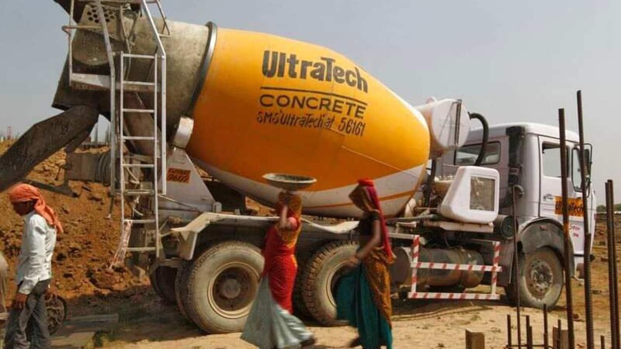 UltraTech Cement reported a 47.6 per cent year-on-year (YoY) rise in consolidated net profit at  <span class='webrupee'>₹</span>2,620 crore for the quarter ending 31 March 2022.