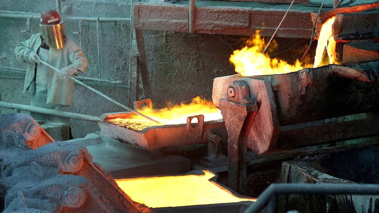 FILE PHOTO: A worker monitors a process at the Codelco Ventanas copper smelter in Ventanas, Chile, January 7, 2015. REUTERS/Rodrigo Garrido/File Photo