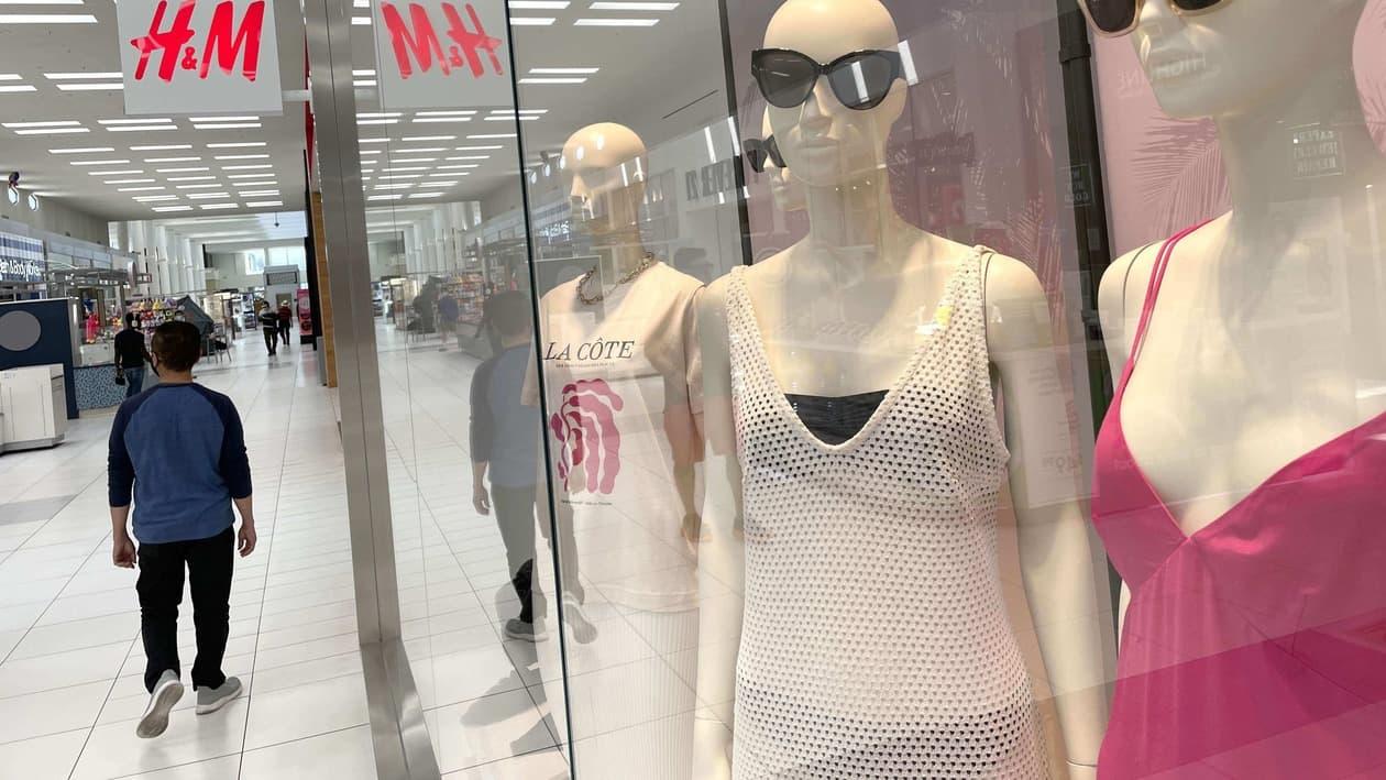 HAYWARD, CALIFORNIA - JUNE 29: A shopper walks by a window display in an H&M store at Southland Mall on June 29, 2022 in Hayward, California. Swedish fashion retailer H&M reported a 17 percent jump in second quarter earnings with sales totals of $5.37 billion.   Justin Sullivan/Getty Images/AFP
== FOR NEWSPAPERS, INTERNET, TELCOS & TELEVISION USE ONLY ==