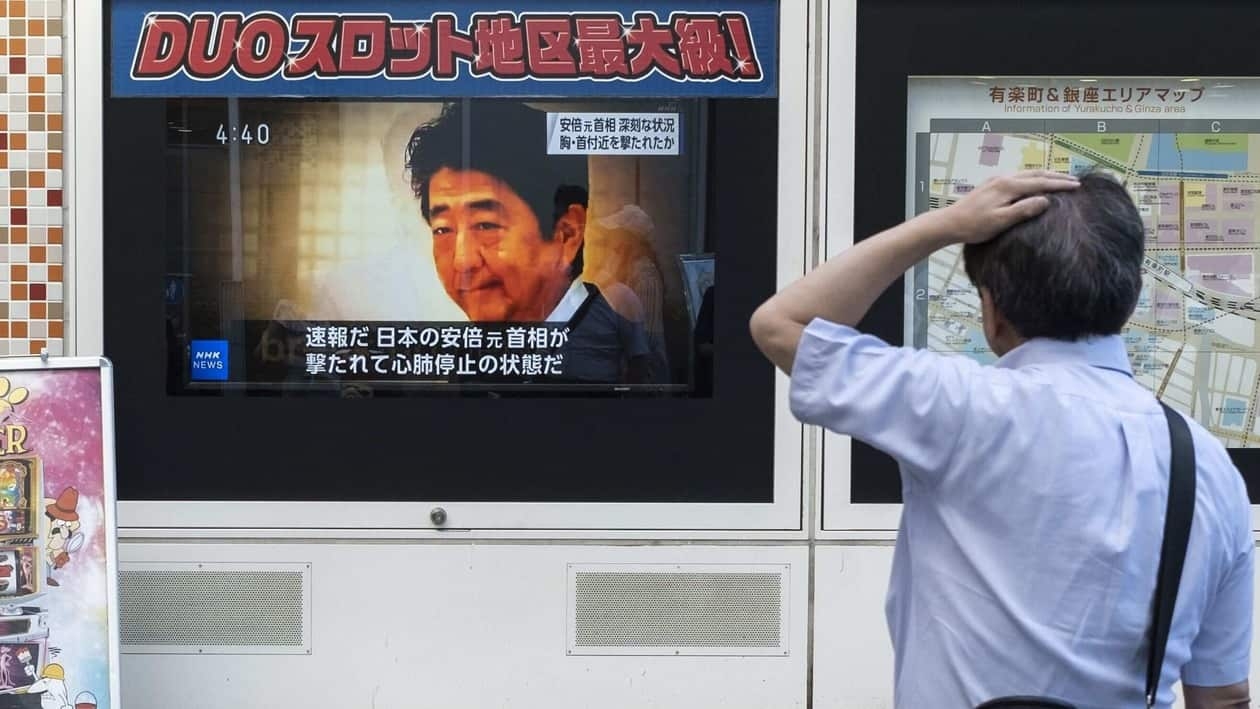 A man looks at a television broadcast showing news about the attack on former Japanese prime minister Shinzo Abe earlier in the day, along a street of Tokyo on July 8, 2022. - Shinzo Abe was shot at a campaign event in the city of Nara on July 8, a government spokesman said, as local media reported the nation's longest-serving premier was showing no vital signs. (Photo by Charly TRIBALLEAU / AFP)
