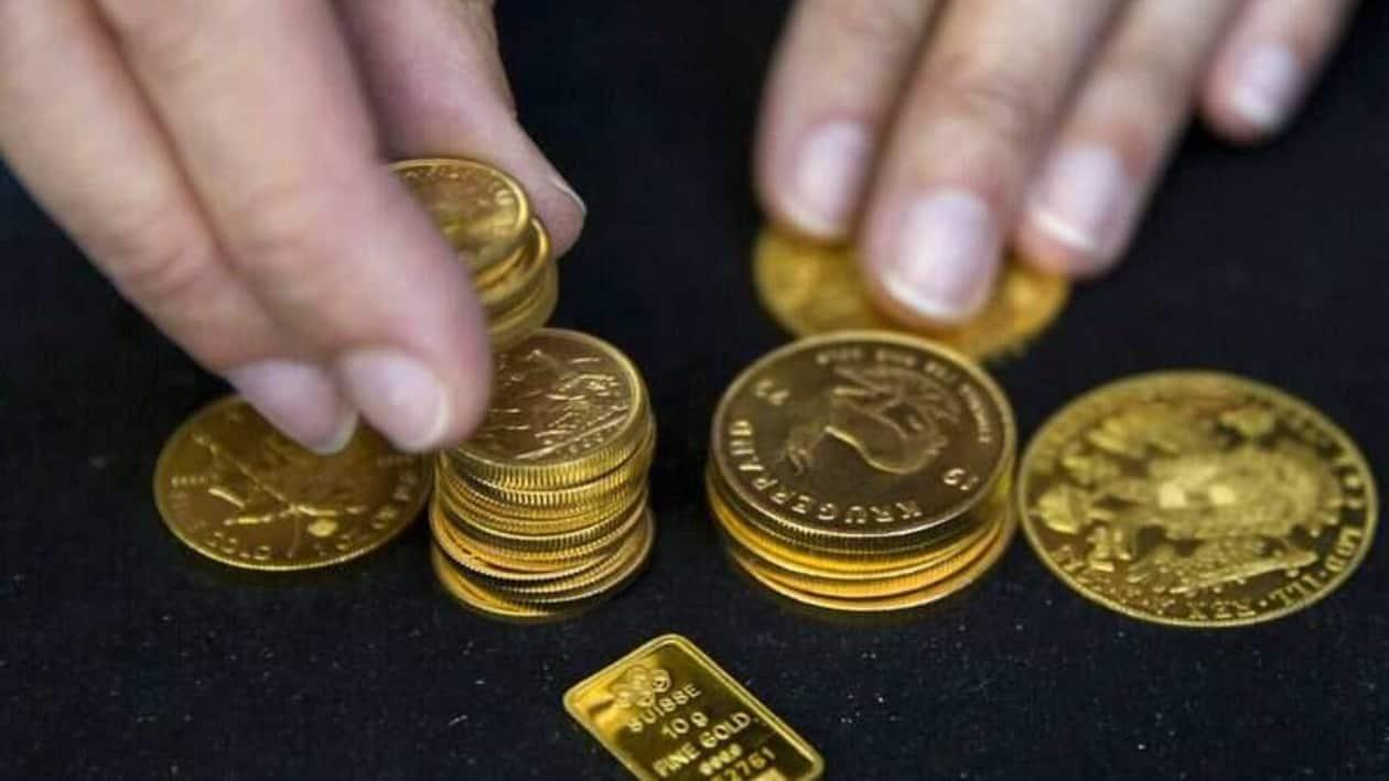FILE PHOTO: A worker places gold bullion on display at Hatton Garden Metals precious metal dealers in London, Britain July 21, 2015. REUTERS/Neil Hall
