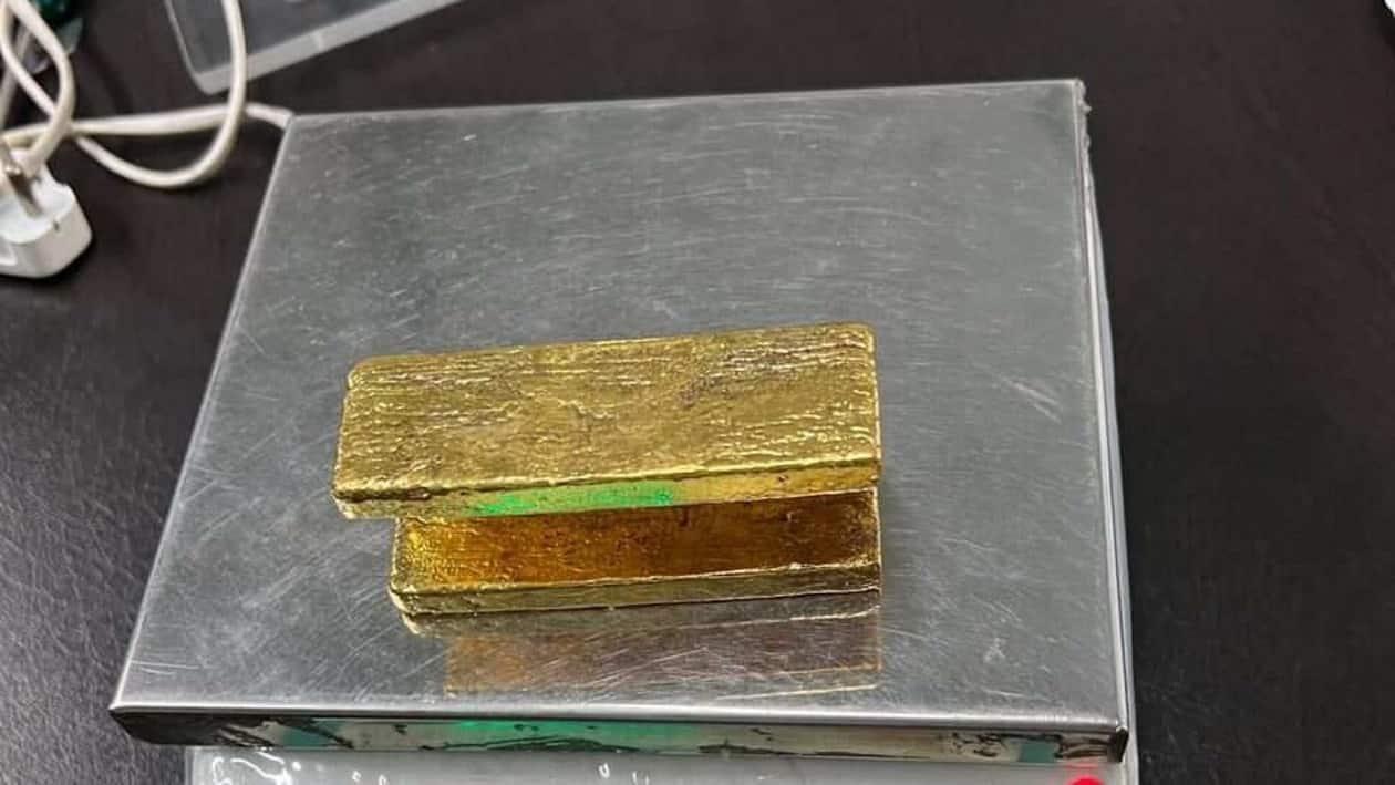 The U-shaped gold bar was affixed under a passenger seat using a Velcro strap. (HT Photo)