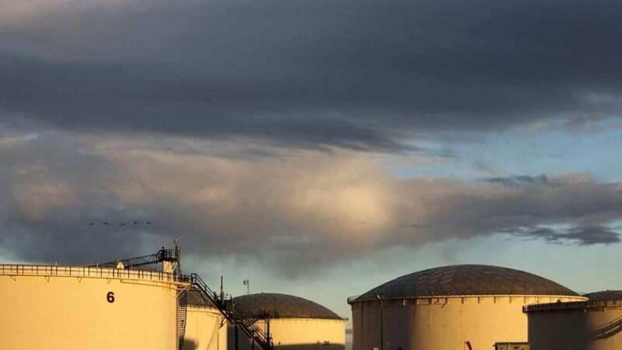 FILE PHOTO: Crude oil storage tanks are seen at the Kinder Morgan terminal in Sherwood Park, near Edmonton, Alberta, Canada November 14, 2016. REUTERS/Chris Helgren