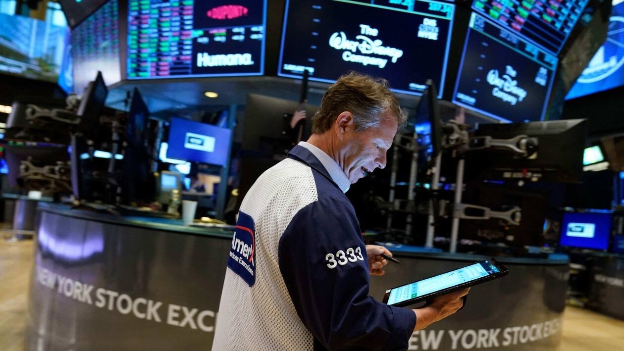 Traders work on the floor during the opening bell of the New York Stock Exchange in New York City on May 16, 2022. - US stocks were off to a downbeat start Monday following the rally in the prior session, as concerns about growth in the domestic and global economies continue. (Photo by TIMOTHY A. CLARY / AFP)