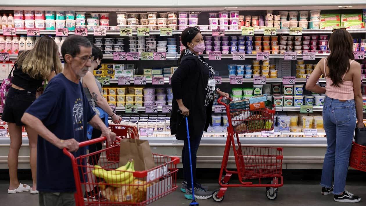 FILE PHOTO: People shop in a supermarket as inflation affected consumer prices in Manhattan, New York City, U.S., June 10, 2022. REUTERS/Andrew Kelly/File Photo