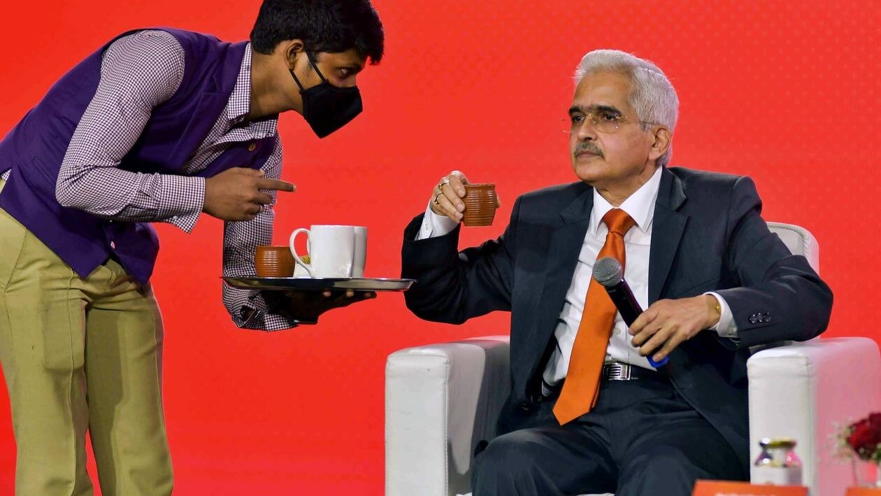 Mumbai, July 22 (ANI): Reserve Bank of India (RBI) Governor Shaktikanta Das being offered a beverage at the Bank of Baroda's Annual Banking Conference 2022, in Mumbai on Friday. (ANI Photo)
