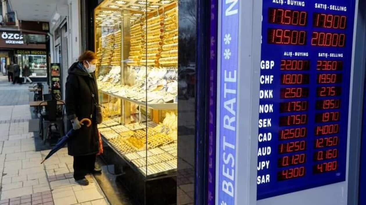 FILE PHOTO: A woman looks at gold jewelleries as she stands outside a jewellery shop in Istanbul, Turkey December 20, 2021. REUTERS/Dilara Senkaya