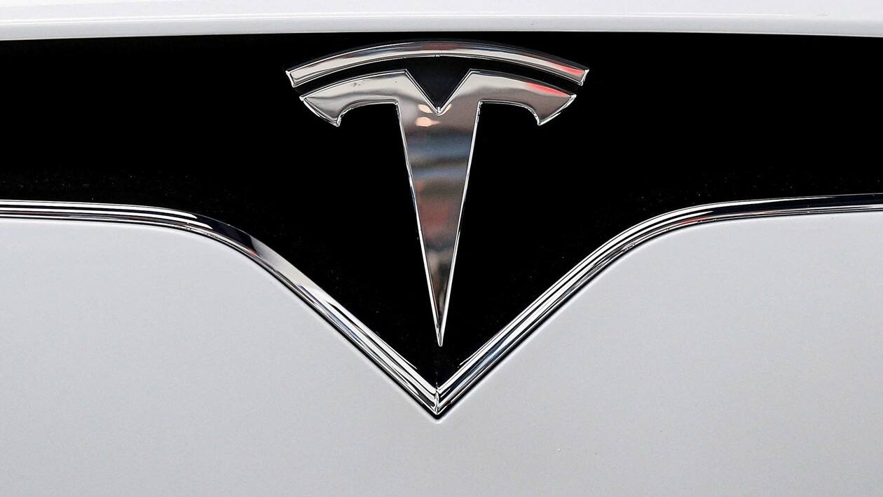 FILE PHOTO: The Tesla logo is seen on a car at Tesla Motors' new showroom in Manhattan's Meatpacking District in New York City, U.S., December 14, 2017. REUTERS/Brendan McDermid/File Photo