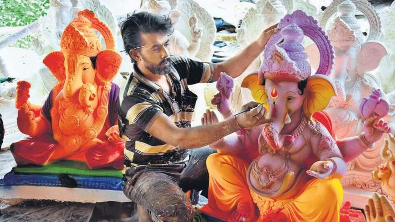 A sculptor gives final touches to a Ganesh idol at Walekhar wadi in Chinchwad. (HT PHOTO)