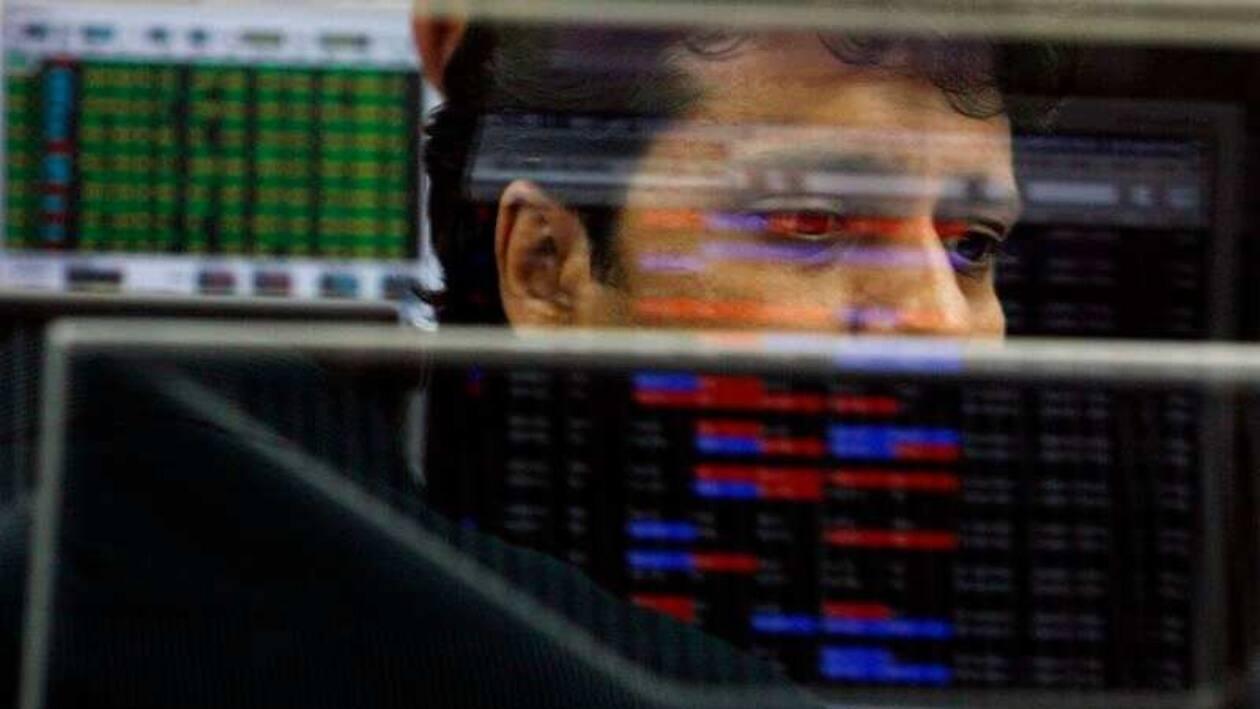 FILE PHOTO: A trader looks at a screen at a stock brokerage firm in Mumbai March 7, 2008. REUTERS/Arko Datta (INDIA)