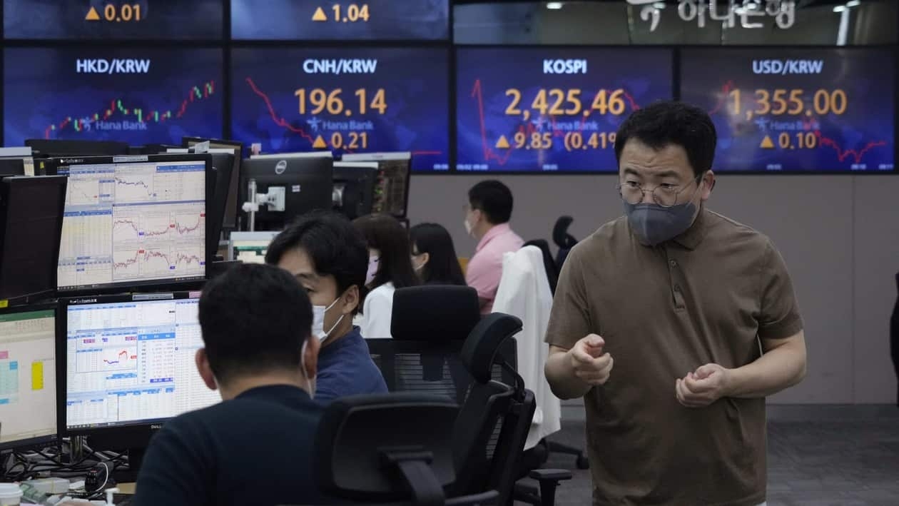 Currency traders work at the foreign exchange dealing room of the KEB Hana Bank headquarters in Seoul, South Korea, Friday, Sept. 2, 2022. Asian stock markets were mixed Friday ahead of U.S. jobs data that might influence Federal Reserve plans for more interest rate hikes to cool surging inflation. (AP Photo/Ahn Young-joon)