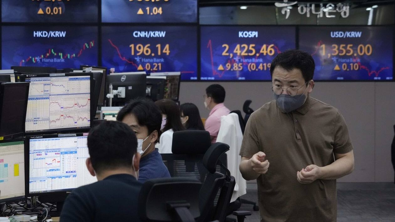 Currency traders work at the foreign exchange dealing room of the KEB Hana Bank headquarters in Seoul, South Korea, Friday, Sept. 2, 2022. Asian stock markets were mixed Friday ahead of U.S. jobs data that might influence Federal Reserve plans for more interest rate hikes to cool surging inflation. (AP Photo/Ahn Young-joon)