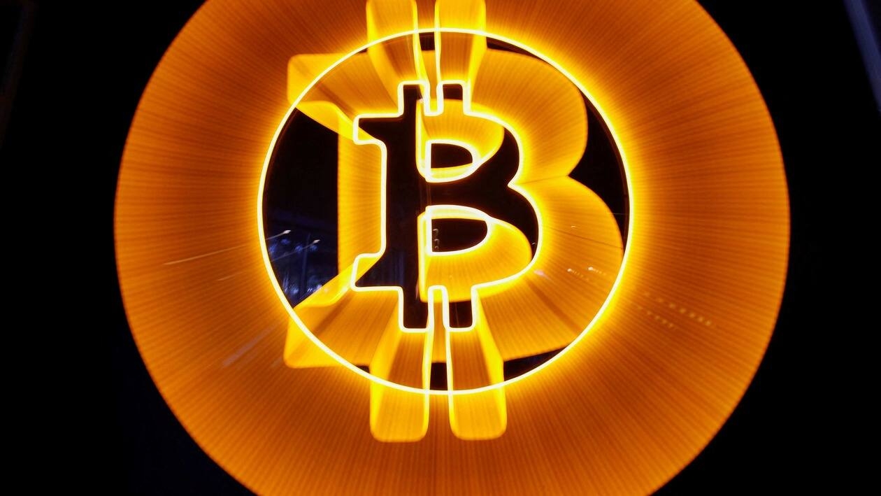 FILE PHOTO: A neon logo of cryptocurrency Bitcoin is seen at the Crypstation cafe, in downtown Buenos Aires, Argentina, May 5, 2022. REUTERS/Agustin Marcarian/File Photo