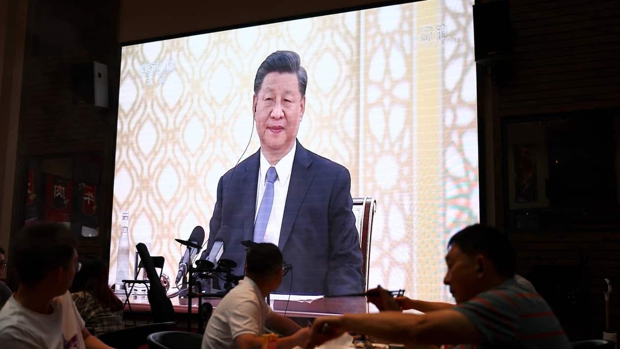Customers dine near a giant screen broadcasting news footage of Chinese President Xi Jinping attending a meeting with Russian President Vladimir Putin, on the sidelines of the Shanghai Cooperation Organization (SCO) summit in Uzbekistan, at a restaurant in Beijing, China September 16, 2022. REUTERS/Tingshu Wang