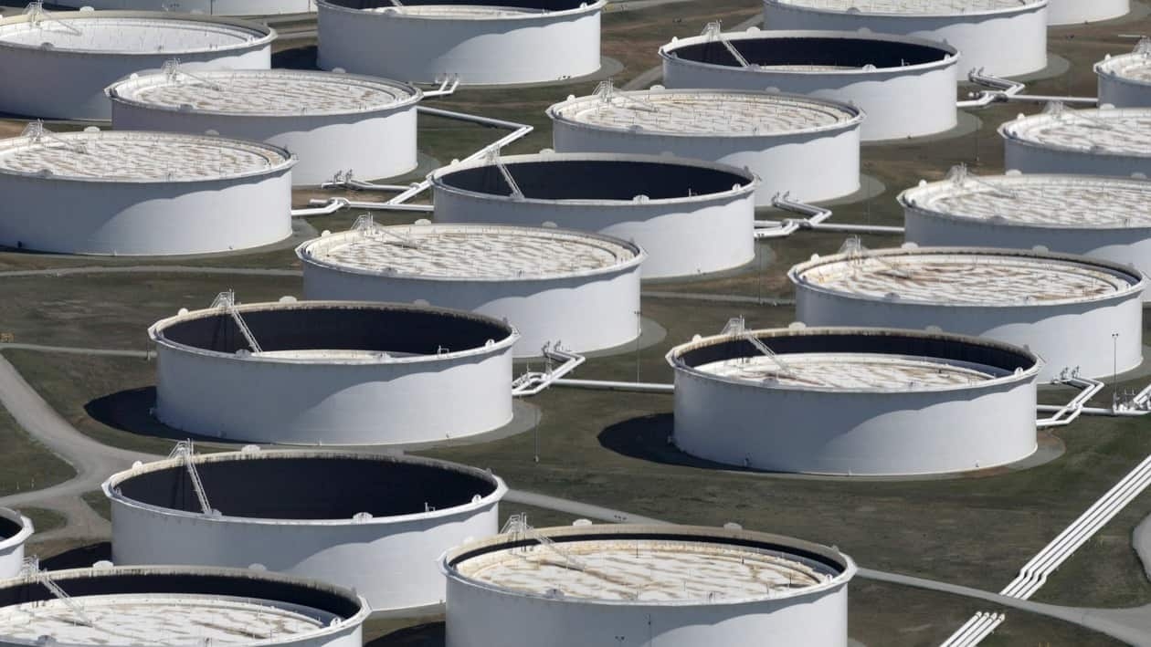 FILE PHOTO: Crude oil storage tanks are seen from above at the Cushing oil hub,  the delivery point for U.S. crude futures in Cushing, Oklahoma, March 24, 2016.   REUTERS/Nick Oxford/File Photo