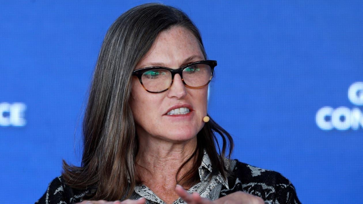 FILE PHOTO: Cathie Wood, Founder, CEO,  and CIO of ARK Invest, speaks at the 2022 Milken Institute Global Conference in Beverly Hills, California, U.S., May 2, 2022.  REUTERS/David Swanson/File Photo