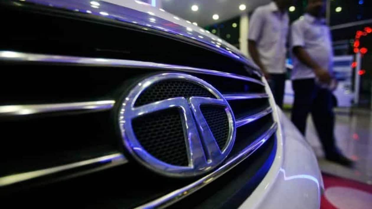 Tata Motors posted a consolidated loss of  <span class='webrupee'>₹</span>5,006 crore for the June ending quarter compared with  <span class='webrupee'>₹</span>1,032 crore recorded in March 2022.