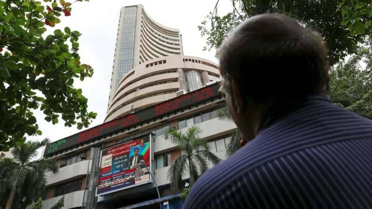 The BSE Midcap index mirrored the Sensex, falling 2.73 percent while the smallcap index cracked 3.15 percent. REUTERS/Danish Siddiqui