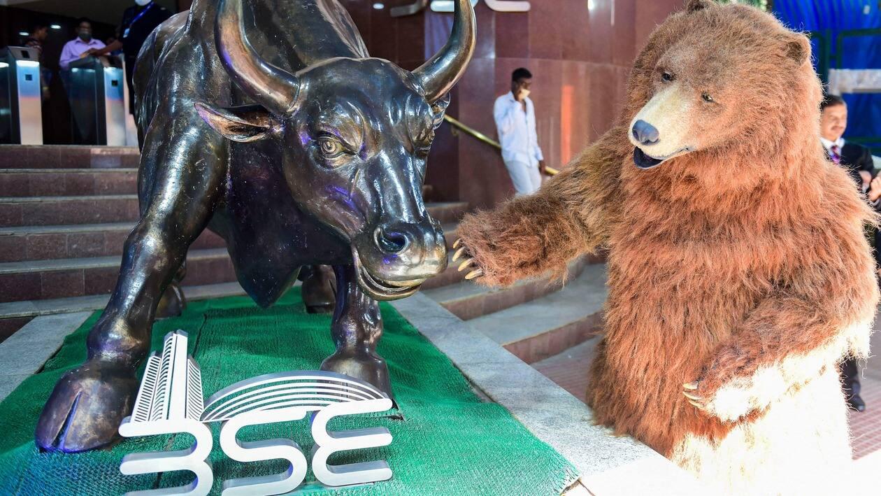 Sensex extended gains into the second consecutive session.&nbsp;
