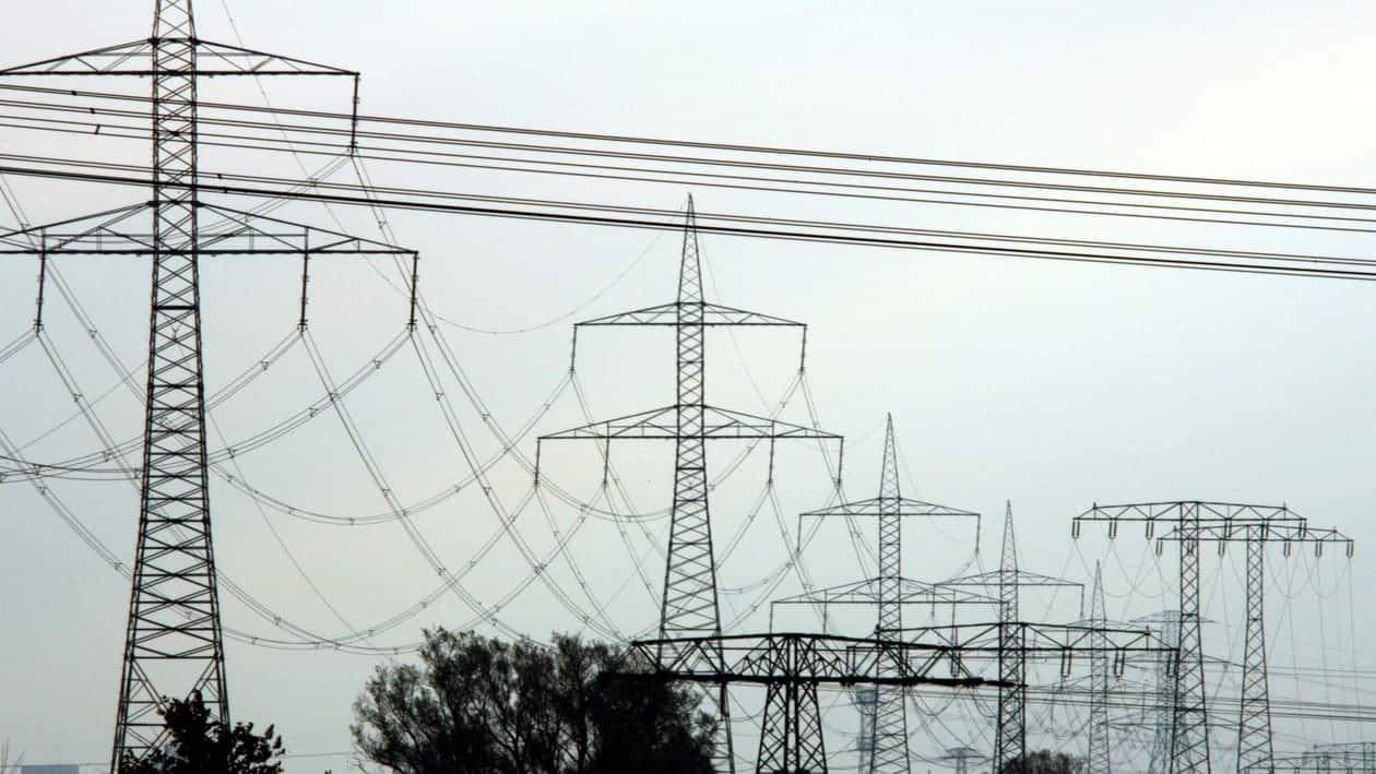 FILE PHOTO: High-voltage power lines and electricity pylons pictured near Berlin, November 7, 2006. REUTERS/Pawel Kopczynski/File Photo