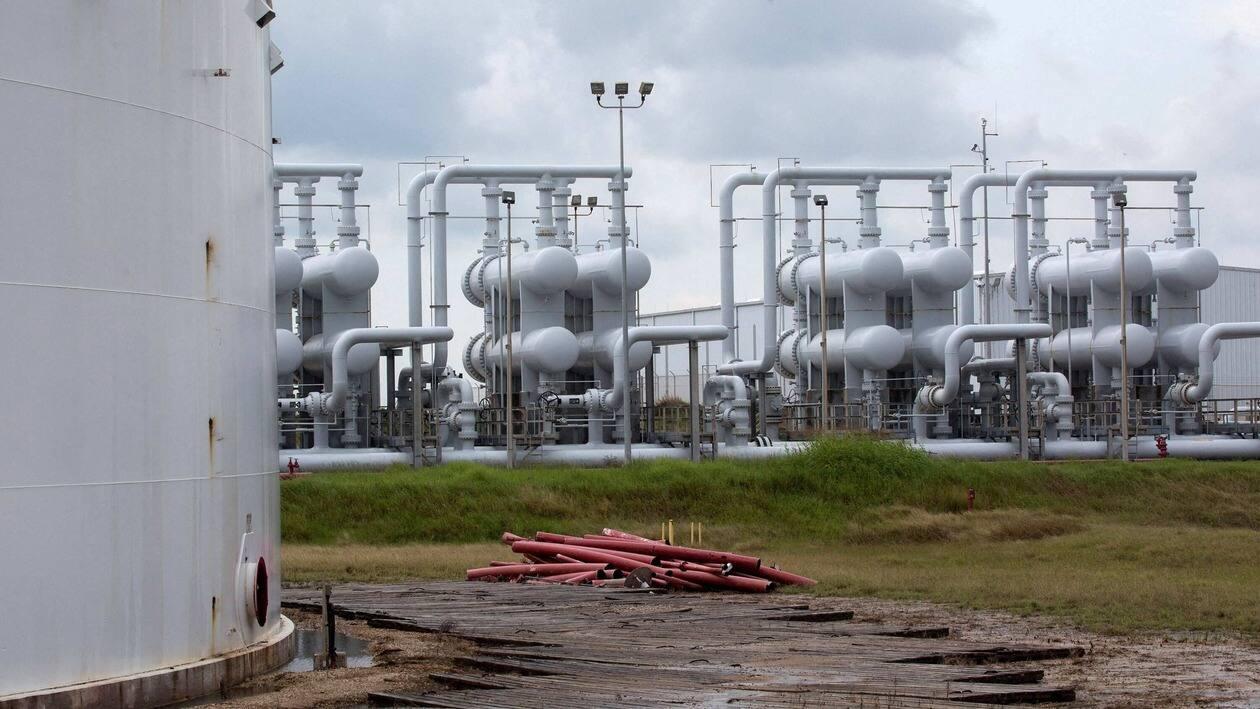 FILE PHOTO: An oil storage tank and crude oil pipeline equipment is seen during a tour by the Department of Energy at the Strategic Petroleum Reserve in Freeport, Texas, U.S. June 9, 2016.  REUTERS/Richard Carson/File Photo