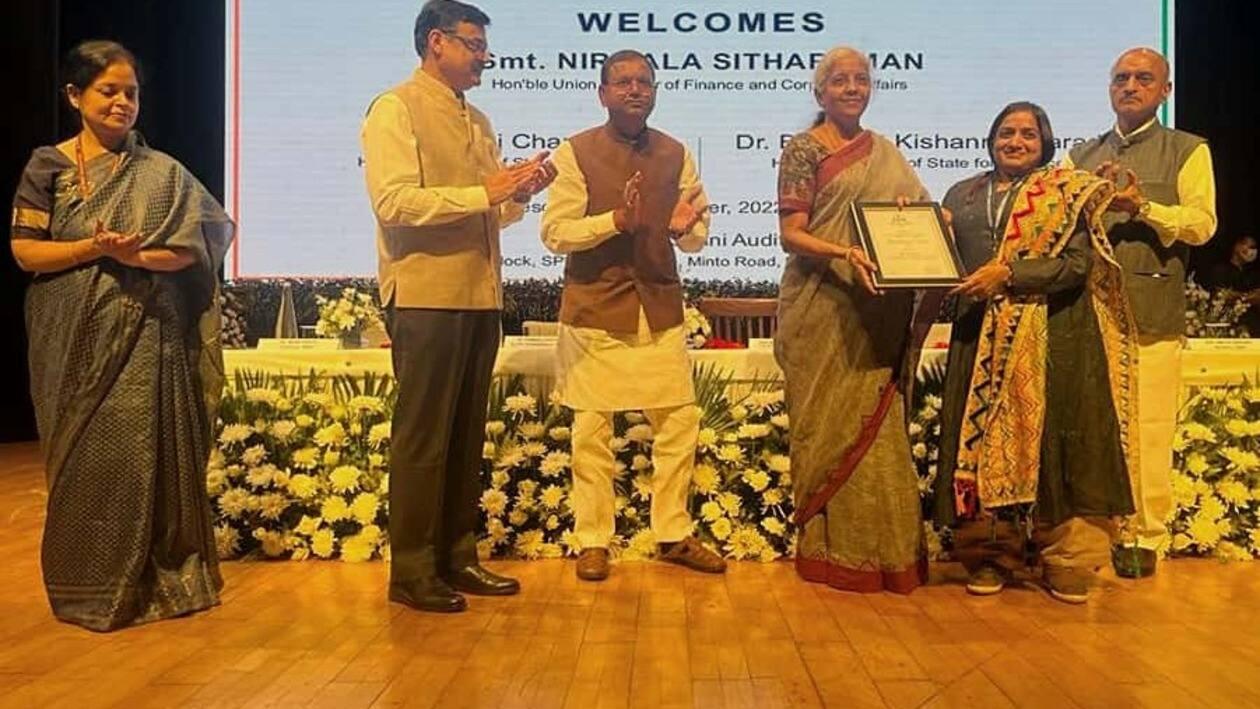 New Delhi, Sep 28 (ANI): Union Finance Minister Nirmala Sitharaman confers an award to an employee of Income Tax India at the Finance Minister's Award Ceremony, as Union Ministers of State for Finance Bhagwat Karad and Pankaj Chaudhary look on, in New Delhi on Tuesday. (ANI Photo)