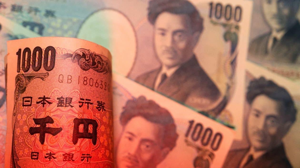 FILE PHOTO: Banknotes of Japanese yen are seen in this illustration picture taken September 22, 2022. REUTERS/Florence Lo/Illustration/File Photo