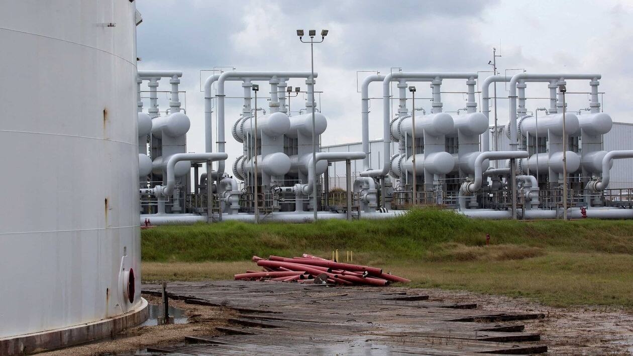 FILE PHOTO: An oil storage tank and crude oil pipeline equipment is seen during a tour by the Department of Energy at the Strategic Petroleum Reserve in Freeport, Texas, U.S. June 9, 2016.  REUTERS/Richard Carson/File Photo