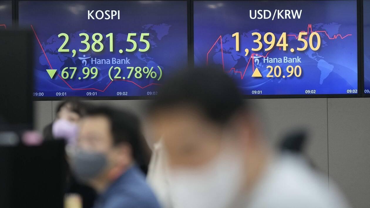 Currency traders watch computer monitors near the screens showing the Korea Composite Stock Price Index (KOSPI), left, and the foreign exchange rate between the U.S. dollar and the South Korean won at a foreign exchange dealing room in Seoul, South Korea, Wednesday, Sept. 14, 2022. Asian markets have skidded lower after Wall Street fell the most since June 2020 as a report showed inflation has kept a surprisingly strong grip on the U.S. economy.  (AP Photo/Lee Jin-man)