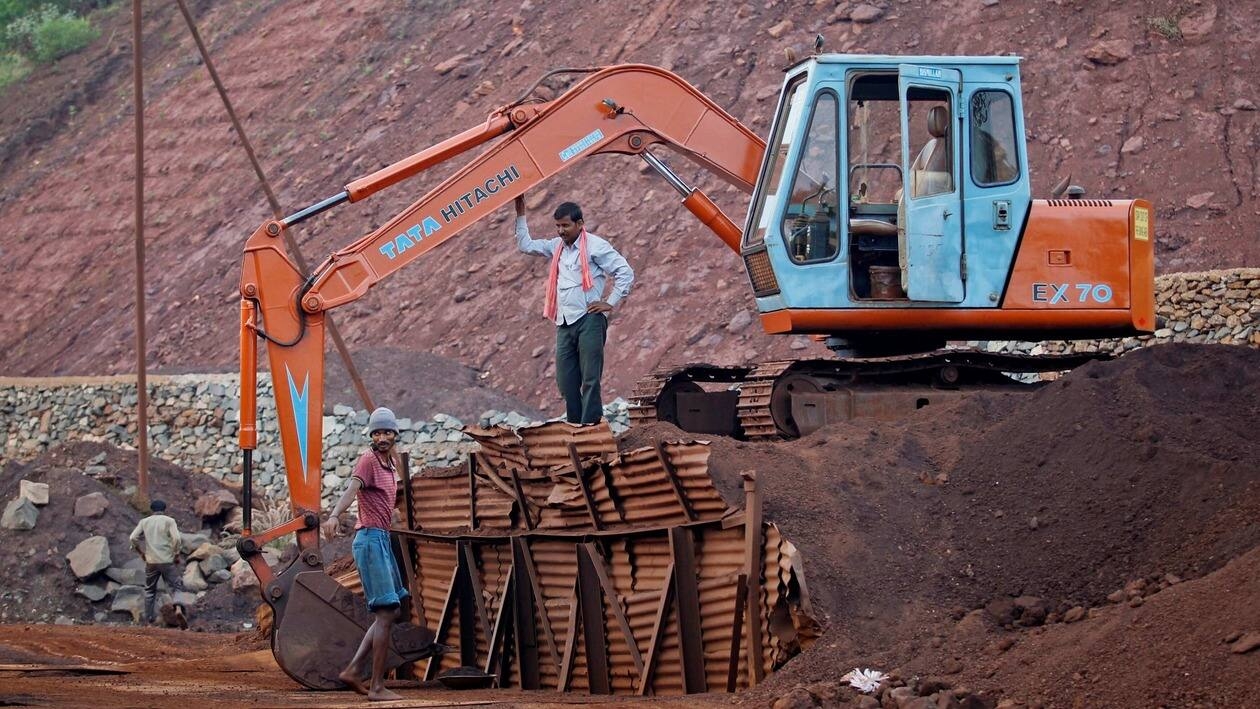 FILE PHOTO: Employees are seen at the Bedara Bhommanahalli (BBH) iron ore mines at Chitradurga in the southern Indian state of Karnataka November 9, 2012. REUTERS/Danish Siddiqui/File Photo