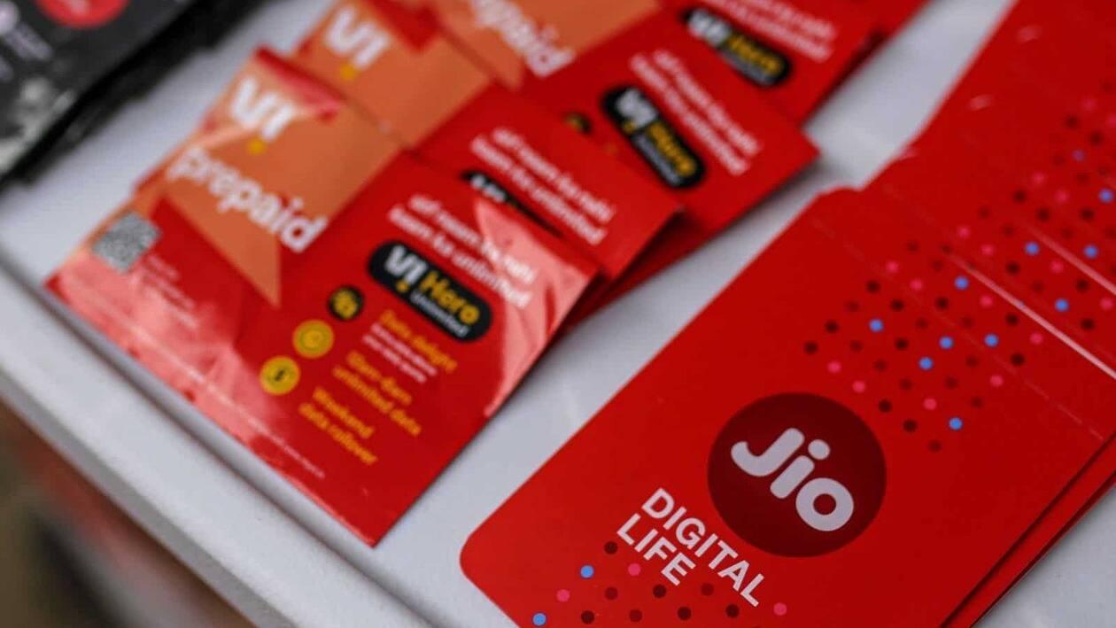 Mobile sim card packets for Vodafone Idea Ltd., Bharti Airtel Ltd. and Jio Platforms Ltd., on display outside a mobile phone service store in Mumbai, India, on Wednesday, Aug. 3, 2022. The South Asian nation sold spectrum, including 5G airwaves, worth 1.5 trillion rupees ($19 billion) across multiple bands, India�s telecom minister�Ashwini Vaishnaw�told reporters in New Delhi on Monday, confirming the government�s forecast of a�record�collection. Photographer: Dhiraj Singh/Bloomberg